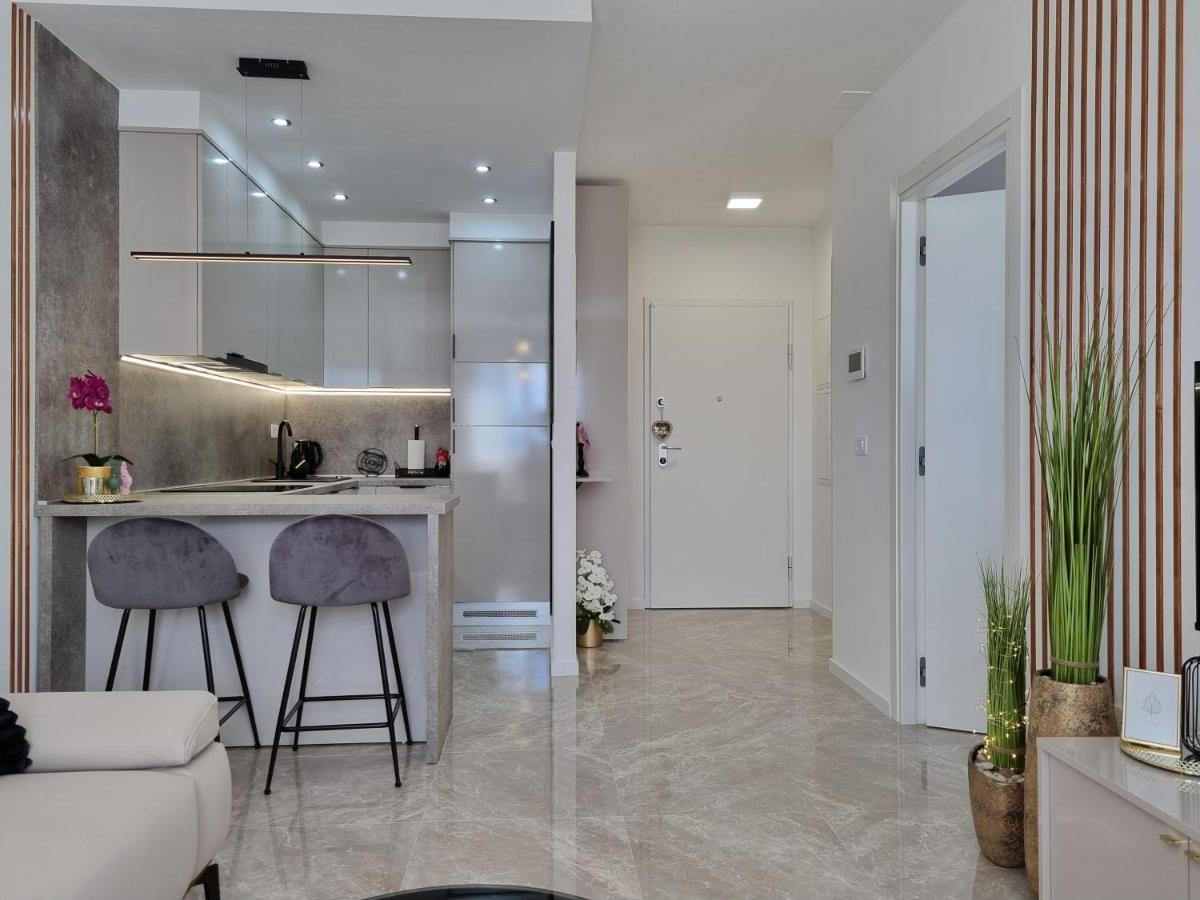 Apartment "50 Shades" With Balcony And Free Parking In The Garage Zadar Exterior photo